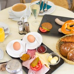 Konditorei Cafe Krüger - Frühstück für zwei mit Sekt bzw Sekt-Orange und Weißwurstfrühstück und Kaffee und Tee