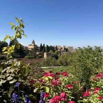 La Alhambra y El Generalife - View of Alhambra - Landmarks & Historical Buildings Near Me - Granada, GR La Alhambra y El Generalife - View of Alhambra - Landmarks & Historical Buildings Near Me - Granada, GR