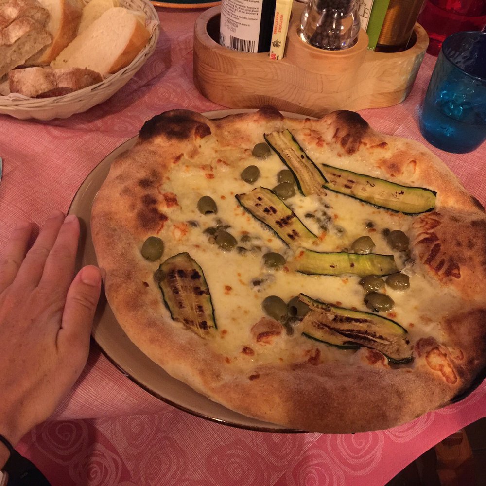 Pizzeria Edelweiss - Gigantic pizza for one! - Pizza Near Me - Misurina, BL