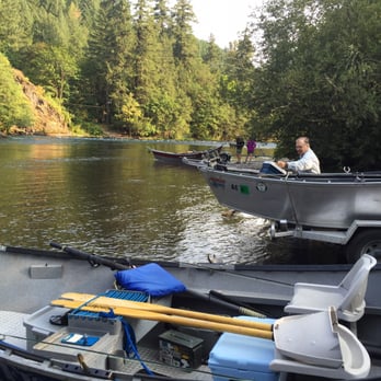 Eugene Fly Fishing Guide - Allan Cline - Several Fly fishing guided were all getting ready to head out - Fishing Near Me