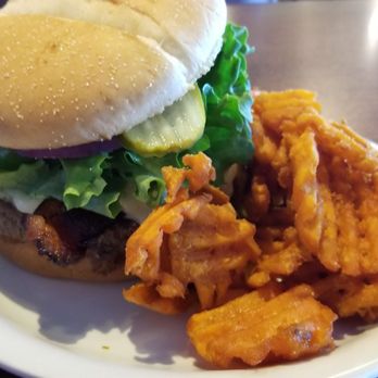 M & M Ranch House - Phat burger - American Near Me - Red Bluff, California