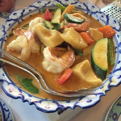 Thai Orchidee - Gung Curry - Garnelen mit Gemüse, Basilikum in roter Curry Kokosnusssoße