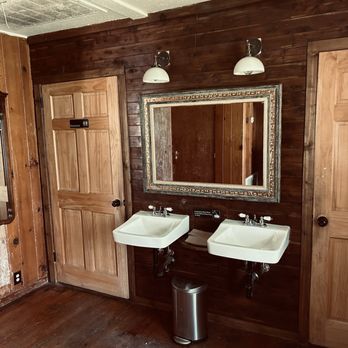 Texas Keeper Cider - Outside sinks - Cideries Near Me - Manchaca, Texas Texas Keeper Cider - Outside sinks - Cideries Near Me - Manchaca, Texas