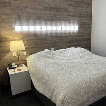 Elk + Avenue Hotel - My king bed - Hotels Near Me - Banff, Alberta Elk + Avenue Hotel - My king bed - Hotels Near Me - Banff, Alberta