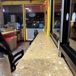Seniore's Pizza - The calm before the storm. Friday night 6pm