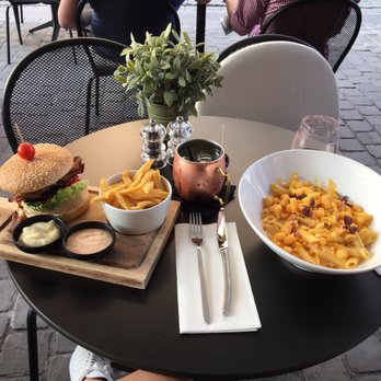Backyard - Backyard gourmet burger, moscow mule en pasta met ham & kaas - Cocktail Bars Near Me - Antwerp, VAN Backyard - Backyard gourmet burger, moscow mule en pasta met ham & kaas - Cocktail Bars Near Me - Antwerp, VAN