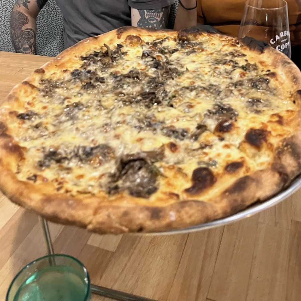 Mushroom pizza, super yummy! Mushroom pizza, super yummy!