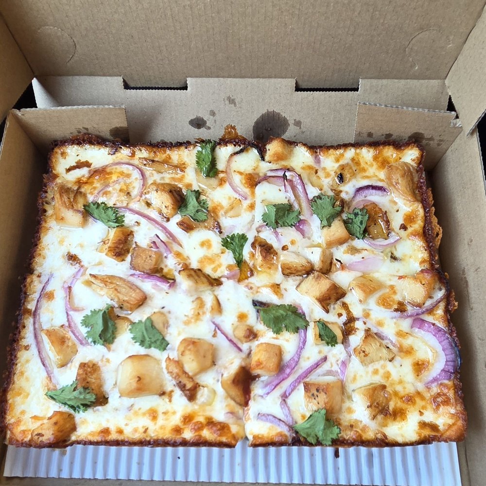 Minimal BBQ sauce chicken pizza Minimal BBQ sauce chicken pizza