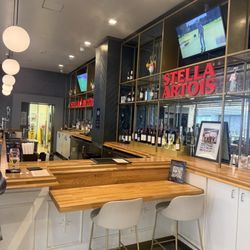 Where is everyone:  Absent bartender