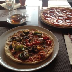 Bistro Paolo - Vegetarische Pizza und Pizza Salami
