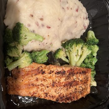 Bahama Breeze - Grilled Salmon with Broccoli and Mashed Potato - Bars Near Me - Jacksonville, Florida Bahama Breeze - Grilled Salmon with Broccoli and Mashed Potato - Bars Near Me - Jacksonville, Florida