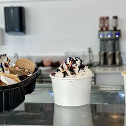 Lil cakes and Creamery - You can order sundaes.