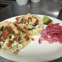 Tacos de camarón (shrimp tacos)