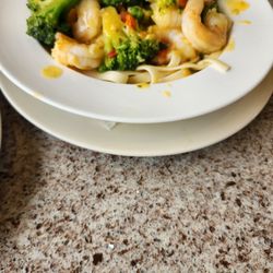 Columbus Diner - Shrimp and broccoli over fettuccine pasta, and that looked delicious and yummy.