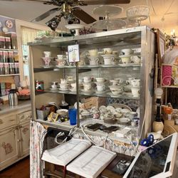 Grumbles House Antiques & Garden Shops - More tea cups