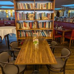 Restaurant im Literaturhaus - Mehrere Bücherregale