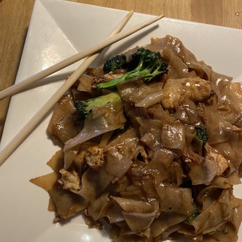 Le Basil - Pad see ewe - Thai Near Me - Palm Desert, California