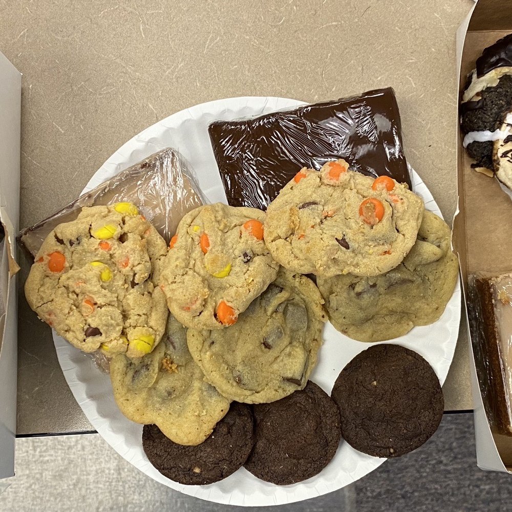 Great sample of cupcakes, cookies and brownies. Everything was great. The pretzel looking treat top right was awesome! Great sample of cupcakes, cookies and brownies. Everything was great. The pretzel looking treat top right was awesome!