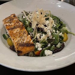 333 Belrose Bar & Grill - Delicious simple salmon and goat cheese salad