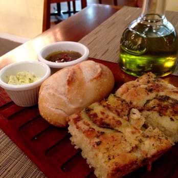 Italy - Couvert: pão francês, pão com abobrinha e ervas, patê de azeitona preta, manteiga de ervas - Italian Near Me - São Paulo, SP Italy - Couvert: pão francês, pão com abobrinha e ervas, patê de azeitona preta, manteiga de ervas - Italian Near Me - São Paulo, SP