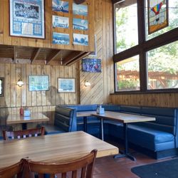 Big Al's - Nice seating area with room for a crowd and delicious food.