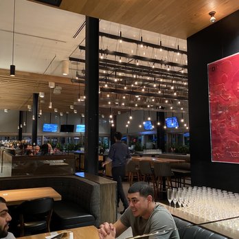 Earls Kitchen + Bar - Dining area - New American Near Me - Miami, Florida Earls Kitchen + Bar - Dining area - New American Near Me - Miami, Florida