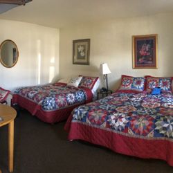 Napp's Motel - Cozy, roomy, Clean , parking to accommodate a 15 passenger Van