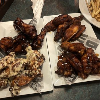 Smokey Bones Orlando - Brown sugar, garlic Parmesan, medium buffalo, Memphis dry rub with sweet glaze - Barbeque Near Me - Orlando, Florida