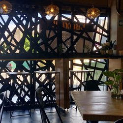 Oishī Sushi + Poké - Mesa chica y barra