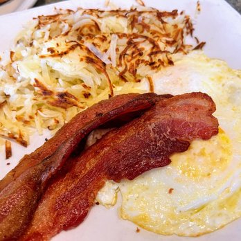 Melrose - bacon and hash browns on a plate - Breakfast & Brunch Near Me - Oak Creek, Wisconsin