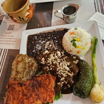 Flor De Oaxaca - Plato Flor de Oaxaca, Chilaquiles, agua de maracuyá, café de olla. - Mexican Near Me - Santa Ana, California Flor De Oaxaca - Plato Flor de Oaxaca, Chilaquiles, agua de maracuyá, café de olla. - Mexican Near Me - Santa Ana, California