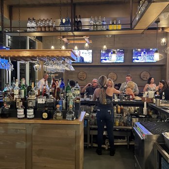 Oak and Stone - Love the atmosphere here especially the sports and many televisions to watch the action. - Pizza Near Me - Naples, Florida