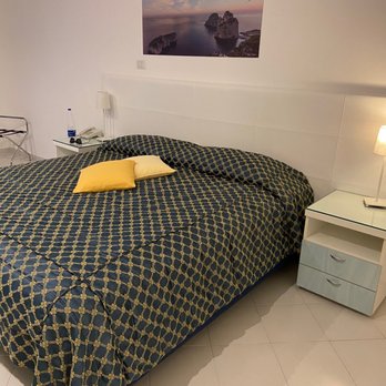 Weber Ambassador - Comfy Bed - Hotels Near Me - Capri, NA