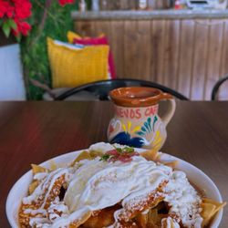 Chilaquiles and café de olla! So delicioso
