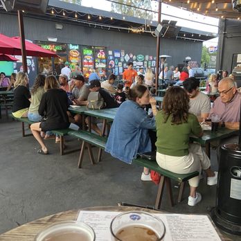 Leftys Taproom - Nice Friday evening crowd - Beer Bar Near Me - Sacramento, California Leftys Taproom - Nice Friday evening crowd - Beer Bar Near Me - Sacramento, California