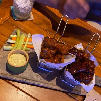 Salum - Wings! Buffalo and BBQ wings! - Mexican Near Me - Cancún, ROO