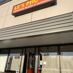 Le's Pho Tai and Sandwiches