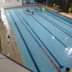 Acqua Fitness Escola de Natação e Academia - Aula de SUP na piscina