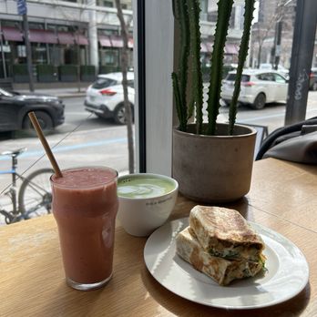 Café Différance - Pink smoothie, matcha, vegetarian quesadilla - Cafes Near Me - Montreal, Quebec Café Différance - Pink smoothie, matcha, vegetarian quesadilla - Cafes Near Me - Montreal, Quebec