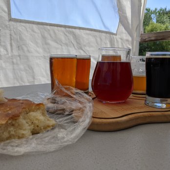 Dueling Dogs Brewing - Beer Flight, Freshly made Foccacia and the PB & J Mead in the middle - Breweries Near Me - Lincoln, California Dueling Dogs Brewing - Beer Flight, Freshly made Foccacia and the PB & J Mead in the middle - Breweries Near Me - Lincoln, California