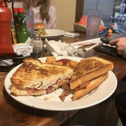 Papa Bears Restaurant and Lounge