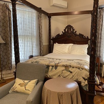 Albemarle Inn - Ribbons and Roses - Bed & Breakfast Near Me - Asheville, North Carolina Albemarle Inn - Ribbons and Roses - Bed & Breakfast Near Me - Asheville, North Carolina