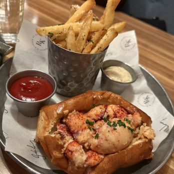 Ramsay's Kitchen - Lobster roll with truffle fries - New American Near Me - Naperville, Illinois