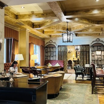 Giorgio's - the lobby of a hotel - Lounges Near Me - Houston, Texas