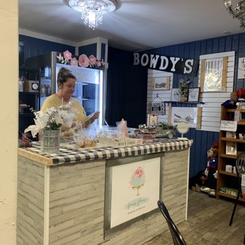 Sippers in the Valley - a woman behind a counter - Coffee & Tea Near Me - Maggie Valley, North Carolina Sippers in the Valley - a woman behind a counter - Coffee & Tea Near Me - Maggie Valley, North Carolina