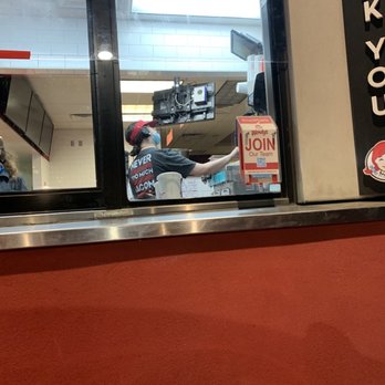 Wendy's - Prepping people's food without proper face covering - Burgers Near Me - Puyallup, Washington Wendy's - Prepping people's food without proper face covering - Burgers Near Me - Puyallup, Washington
