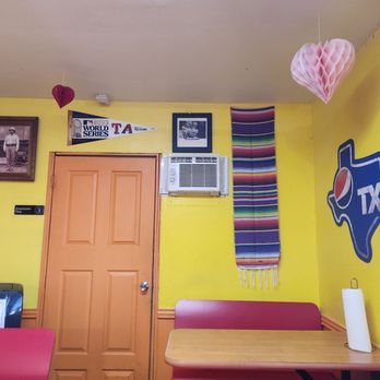 Gilbertos Taco Shop - Interior design with table booths - Tacos Near Me - Arlington, Texas Gilbertos Taco Shop - Interior design with table booths - Tacos Near Me - Arlington, Texas
