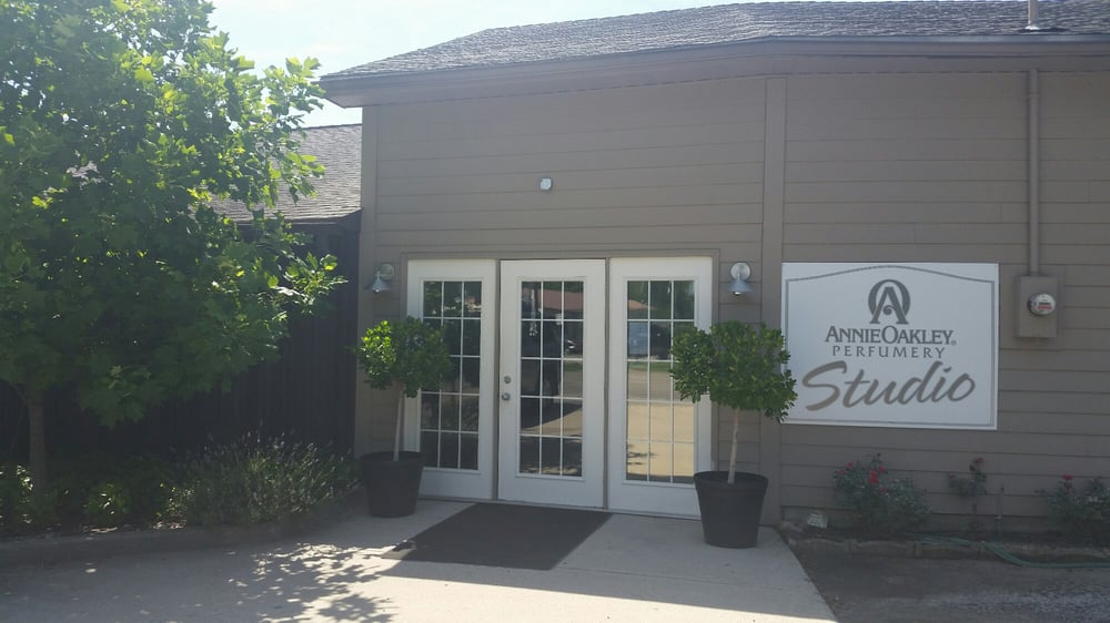 Annie Oakley Natural Perfumery Logo