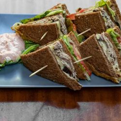 Al Vapore - Clubsandwich al pane integrale, formaggio, verdure bio e uovo