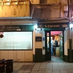 La Jamonería - entrada del local